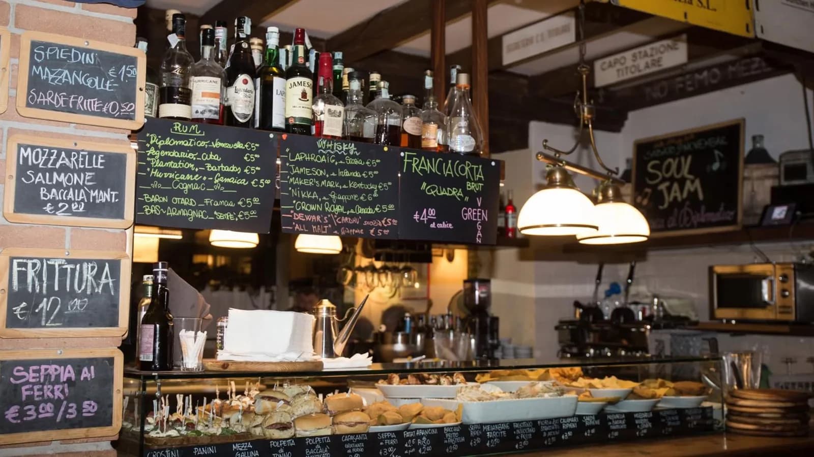 Banco con cicchetti dell'Osteria Al Diplomatico a Marghera