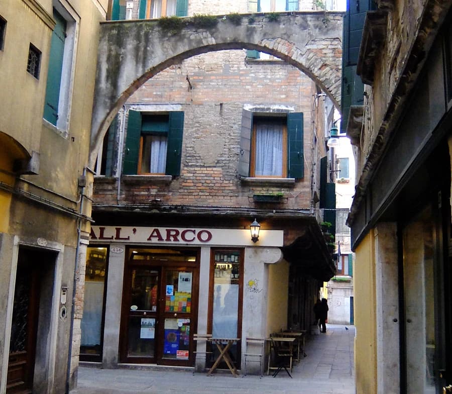 Bacaro All'Arco vicino a Rialto a Venezia, con l'arco ben visibile