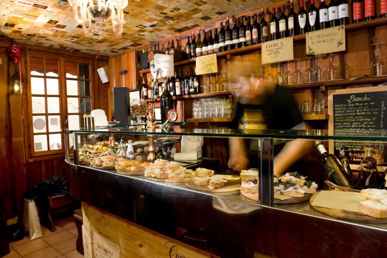 Banco con cicchetti dell'Osteria Al Volto a Venezia