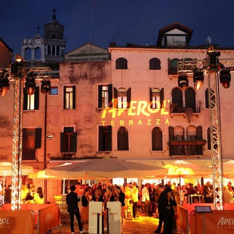 Terrazza Aperol a Venezia, con insegna e ingresso del locale