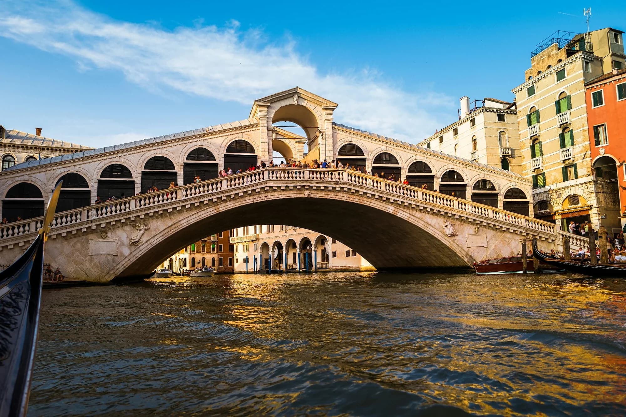 Ponte di Rialto a Venezia. Foto di Vincenzo Landino – Unsplash