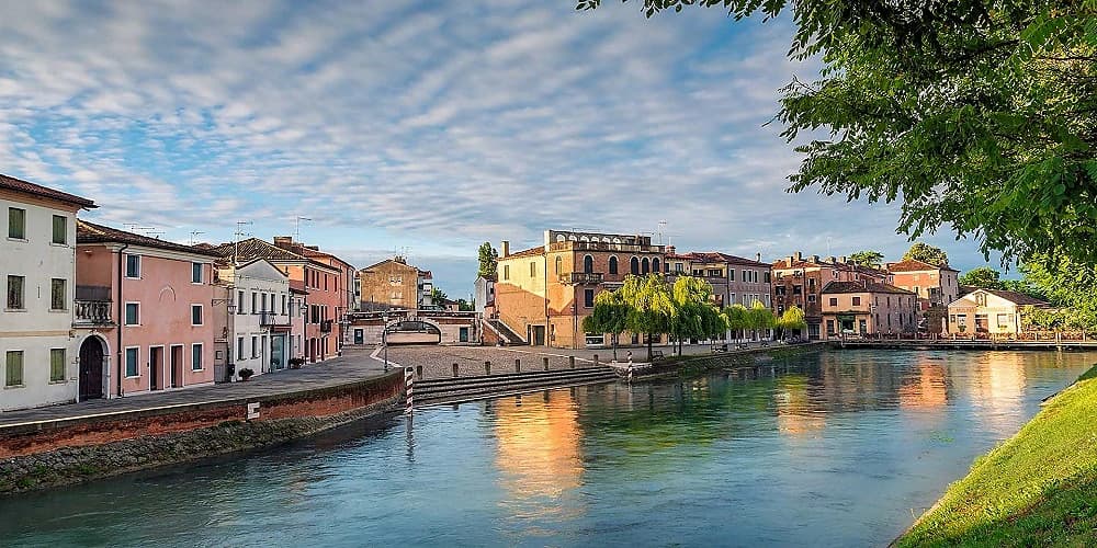Paesaggio della Riviera del Brenta con canale e case storiche