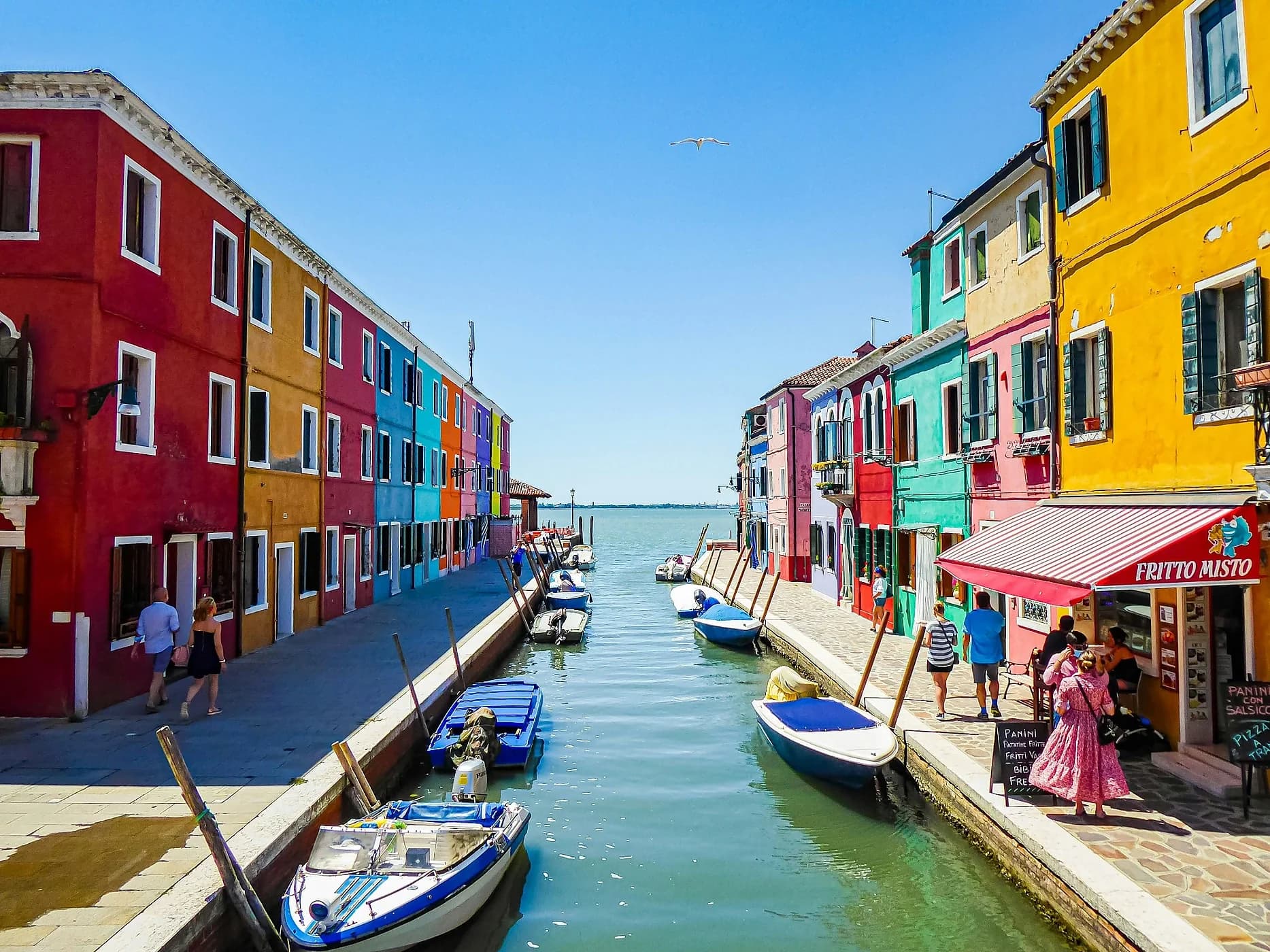 Canale di Burano con case colorate e barche