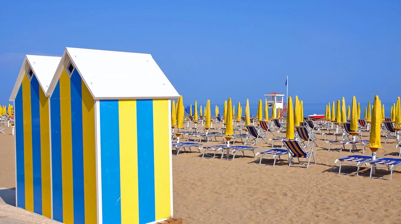 Spiaggia di Jesolo con ombrelloni e cabine sul litorale Adriatico