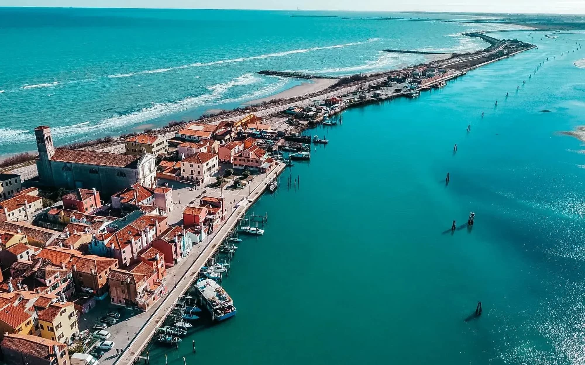 Vista aerea dell’isola di Pellestrina tra laguna e mare Adriatico