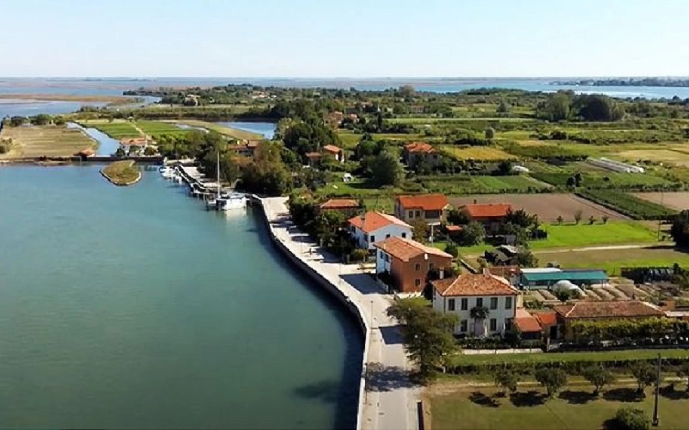 Vista aerea di Sant’Erasmo con canali, campi e case nella laguna di Venezia