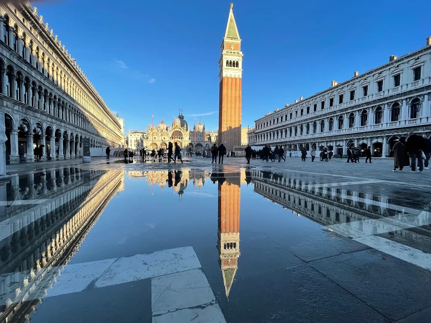 Acqua alta in una zona pedonale di Venezia