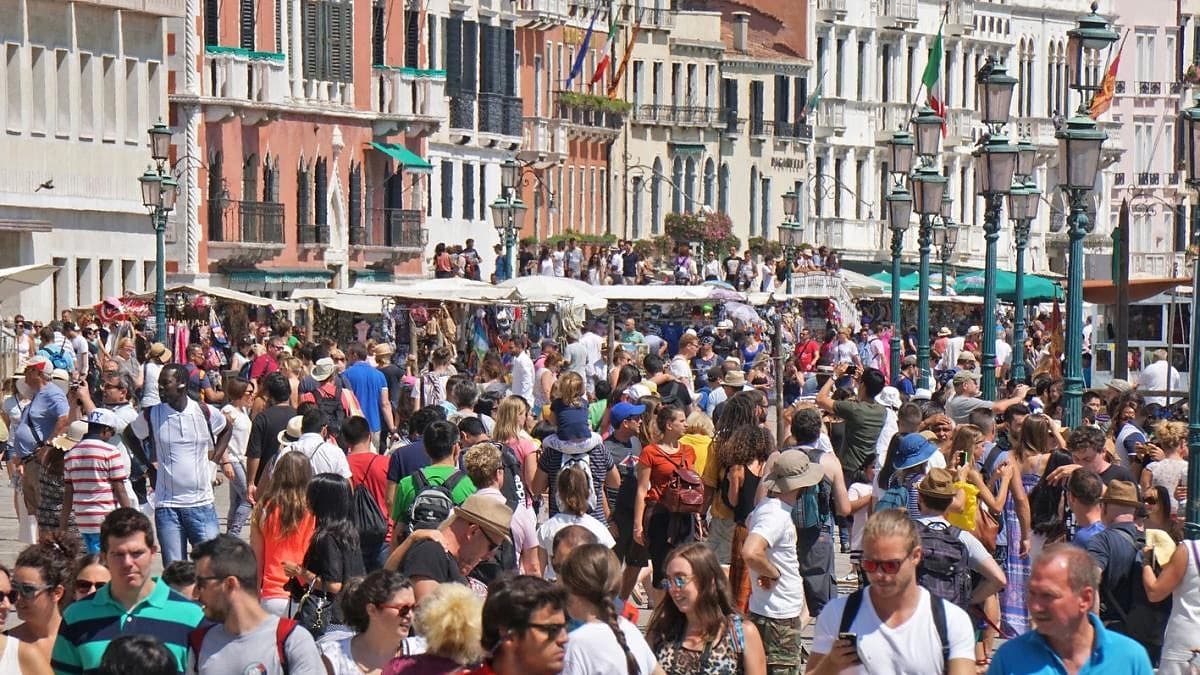 Visitatori nelle calli di Venezia nel rispetto della vita locale