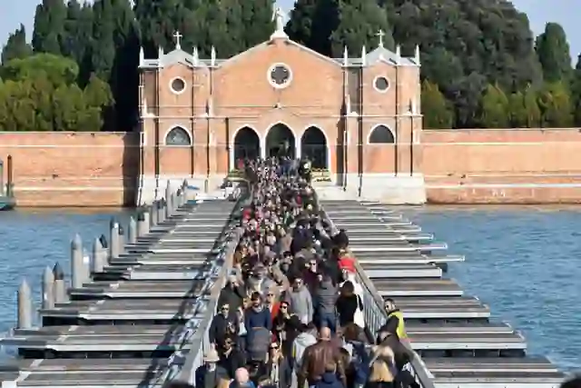 Ponte votivo temporaneo tra le Fondamente Nove e il Cimitero di San Michele in Isola a Venezia