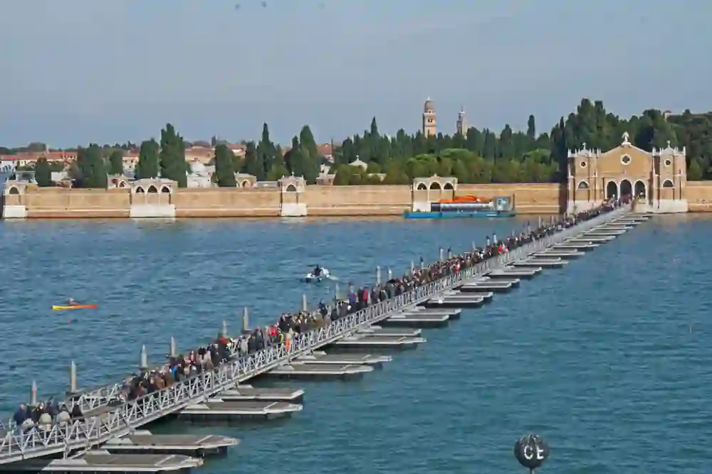 Ponte votivo temporaneo tra le Fondamente Nove e il Cimitero di San Michele in Isola a Venezia