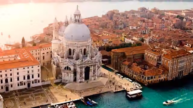 Basilica di Santa Maria della Salute a Venezia vista dal Canal Grande