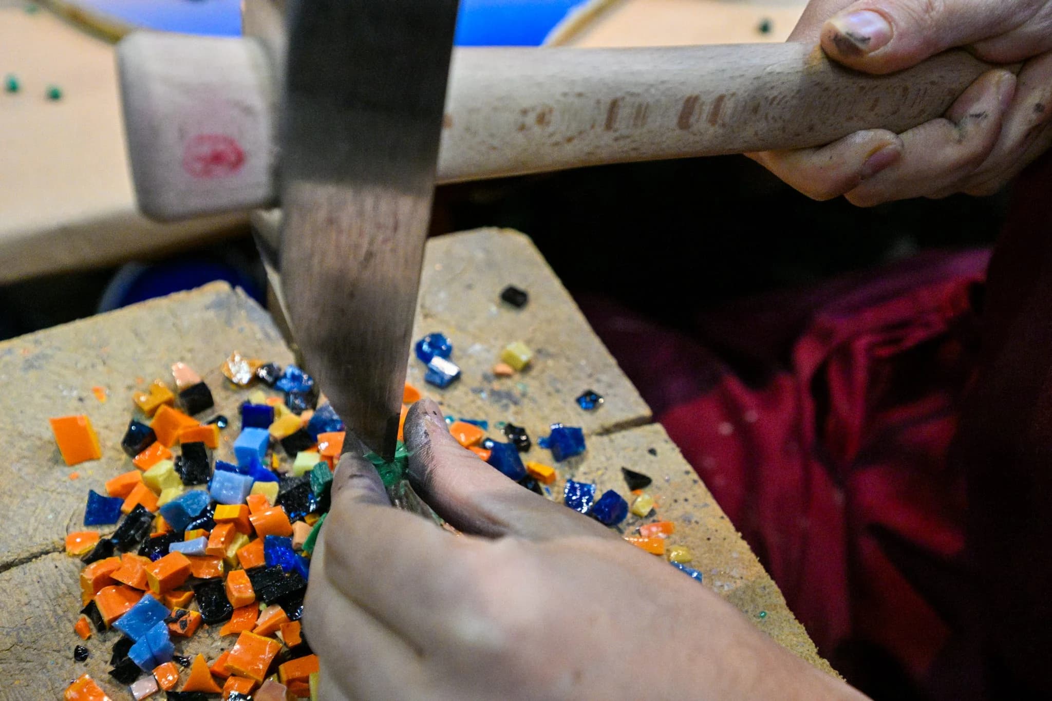 Maestro vetraio durante una dimostrazione di lavorazione del vetro di Murano