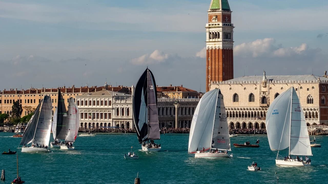 Barca a vela nella laguna di Venezia