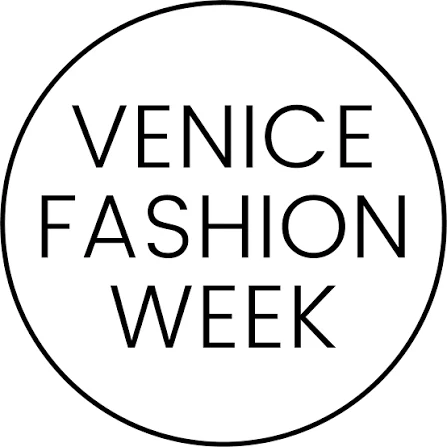 Atelier veneziano con abiti e lavorazioni sartoriali