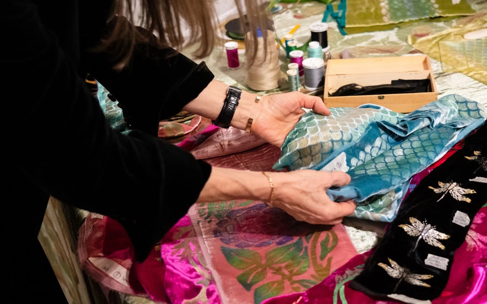 Atelier veneziano con abiti e lavorazioni sartoriali