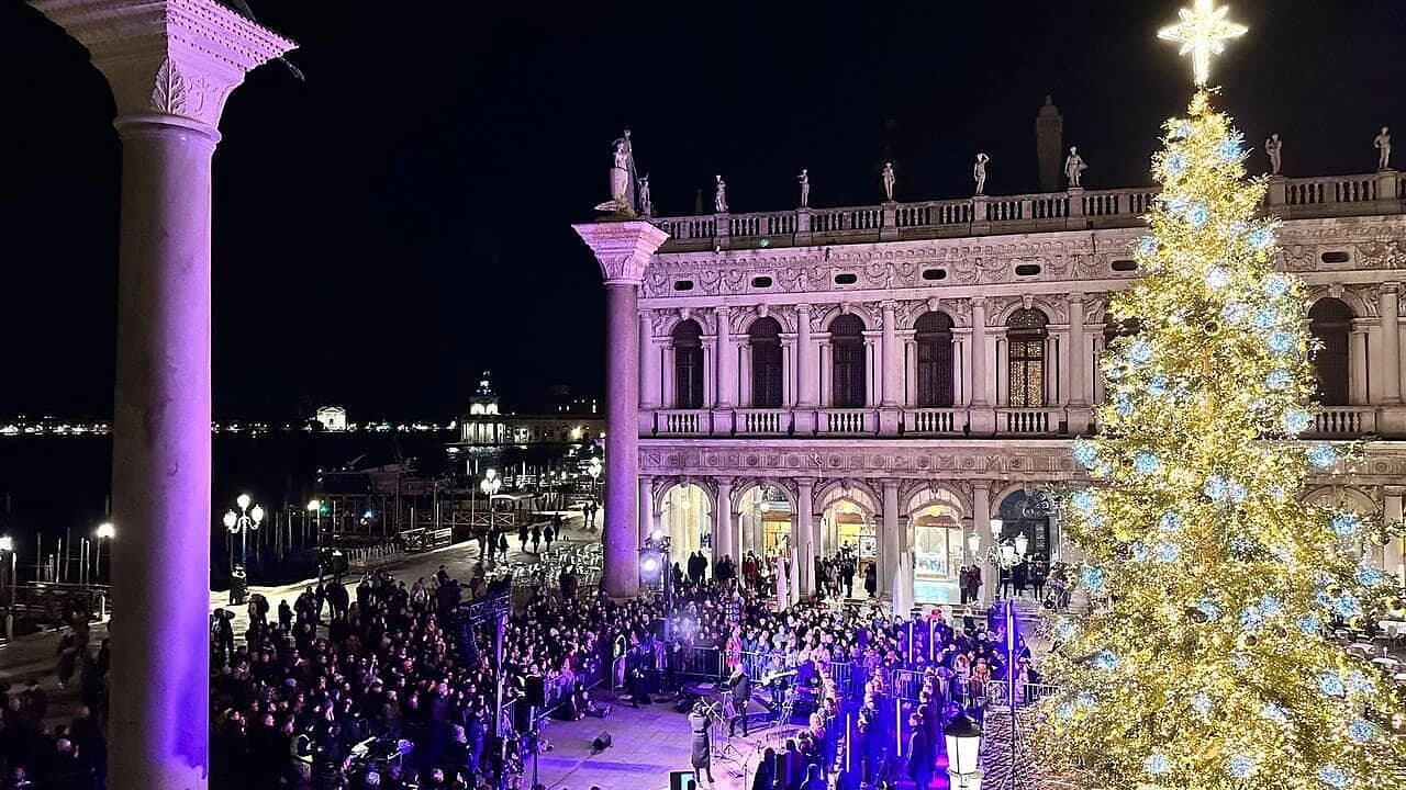 Venezia illuminata durante il periodo di Natale e Capodanno