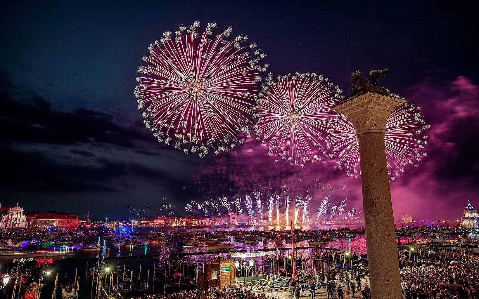 Barche e festa nella laguna durante il Redentore a Venezia