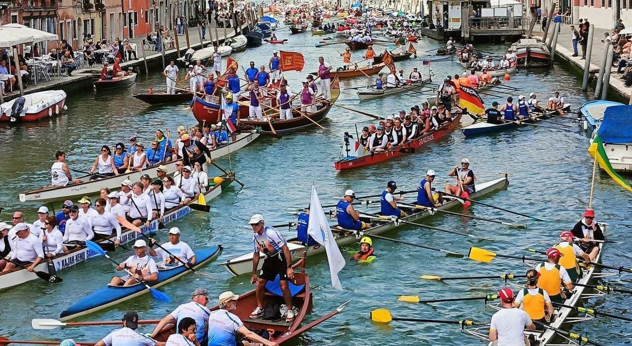 Imbarcazioni a remi durante la Vogalonga nella laguna di Venezia