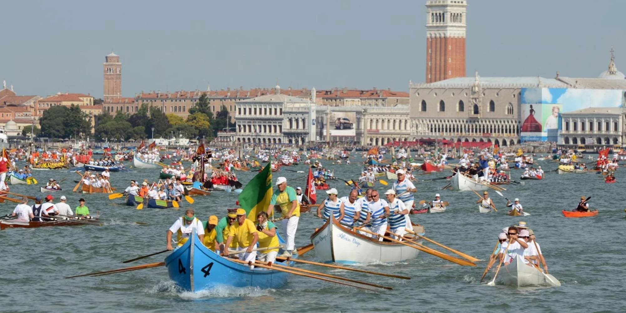 Grande flotta di imbarcazioni a remi durante la Vogalonga a Venezia