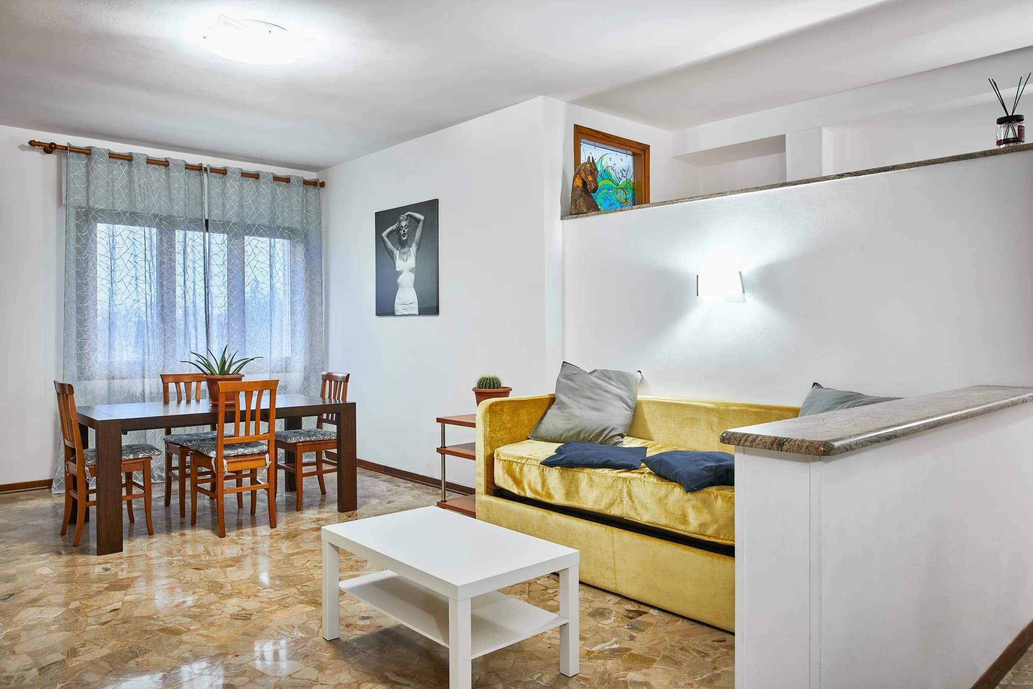Soggiorno ampio e luminoso di Rossi Apartment a Marghera vicino a Venezia