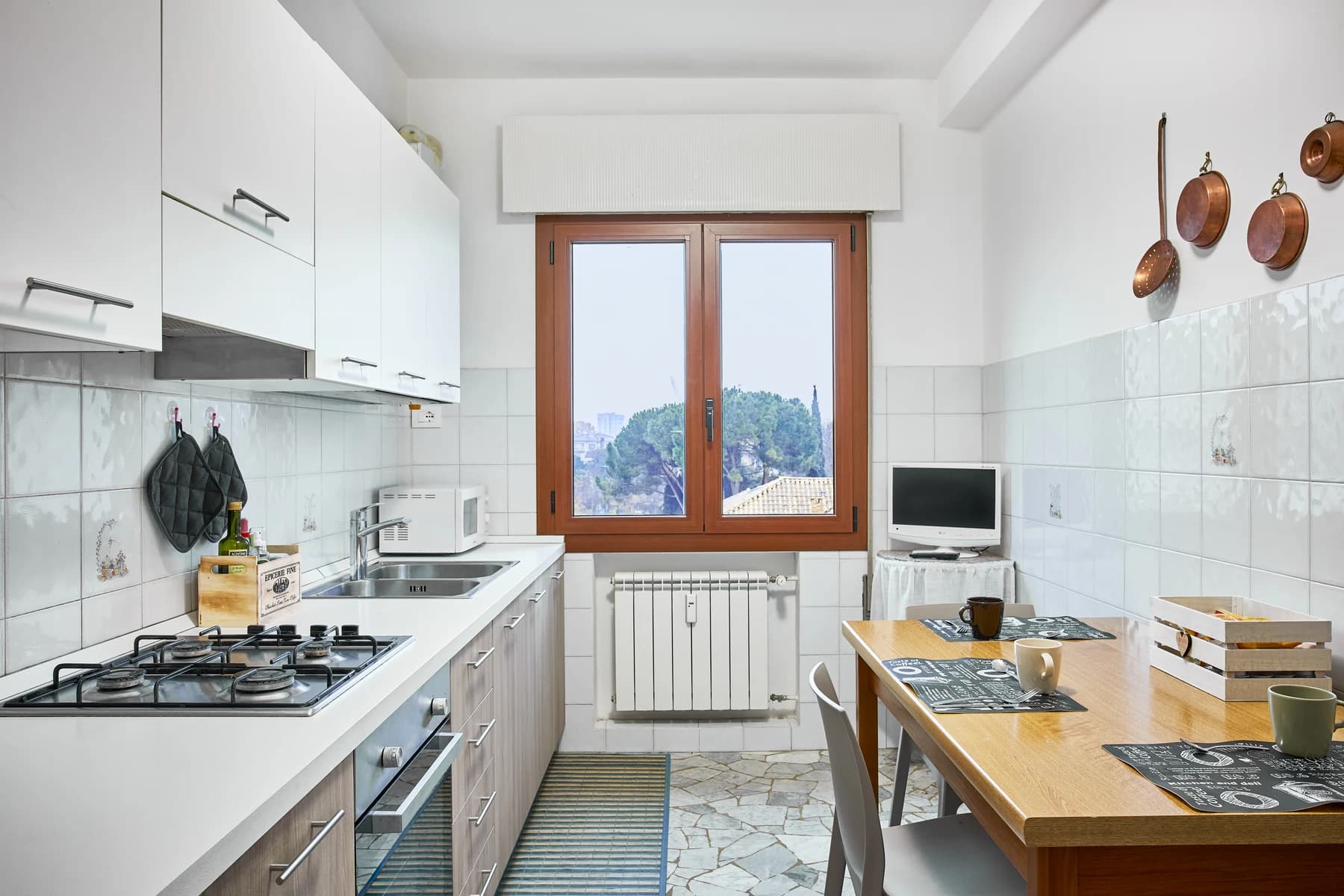 Cucina abitabile e completamente attrezzata di Rossi Apartment
