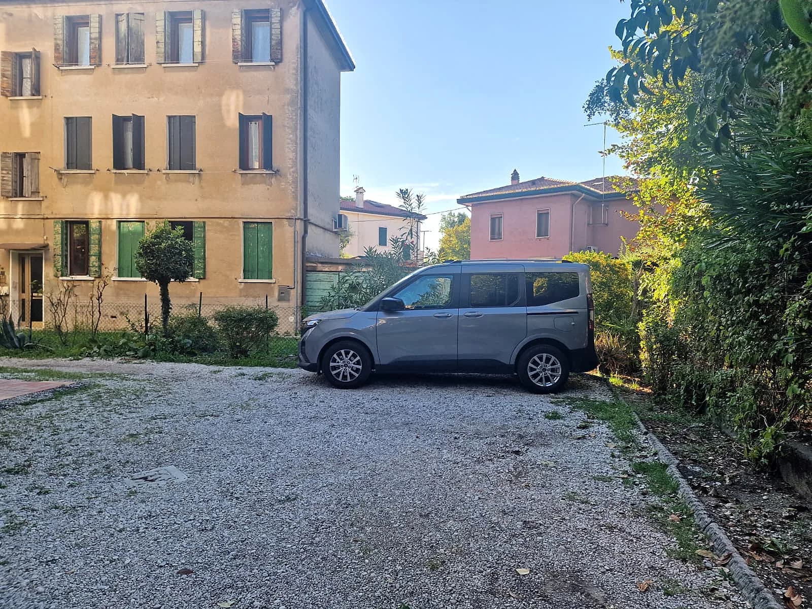 Parcheggio privato gratuito di Rossi Apartment nel giardino condominiale recintato