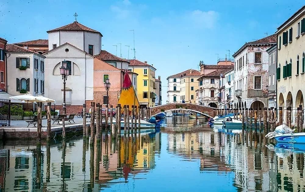 Canale di Chioggia con ponti, barche e case affacciate sull’acqua