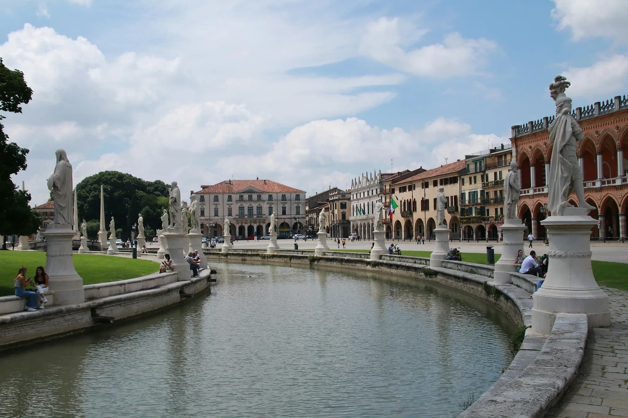 Prato della Valle a Padova con canale, statue e palazzi storici