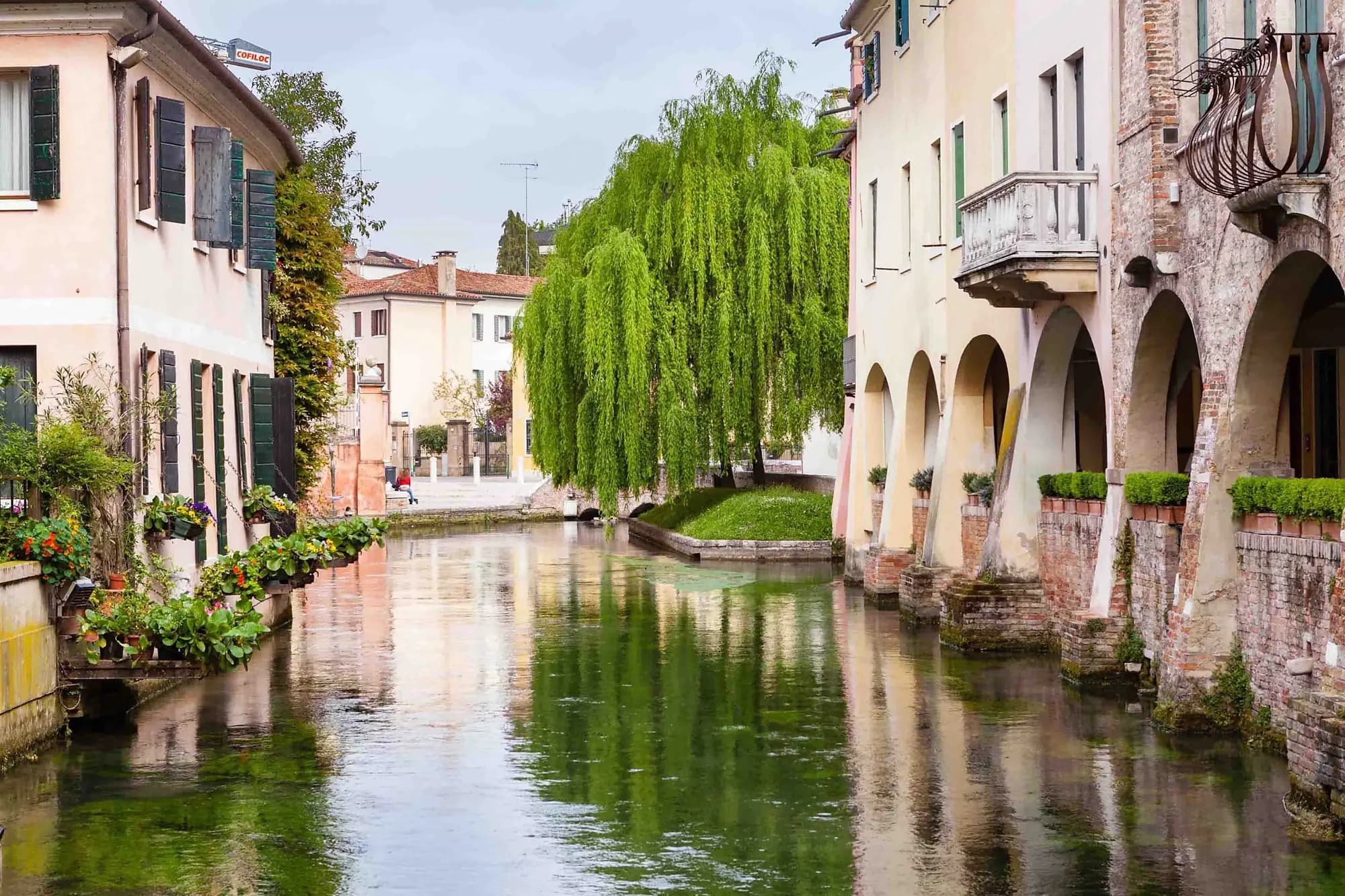 Canale nel centro storico di Treviso con portici e salici