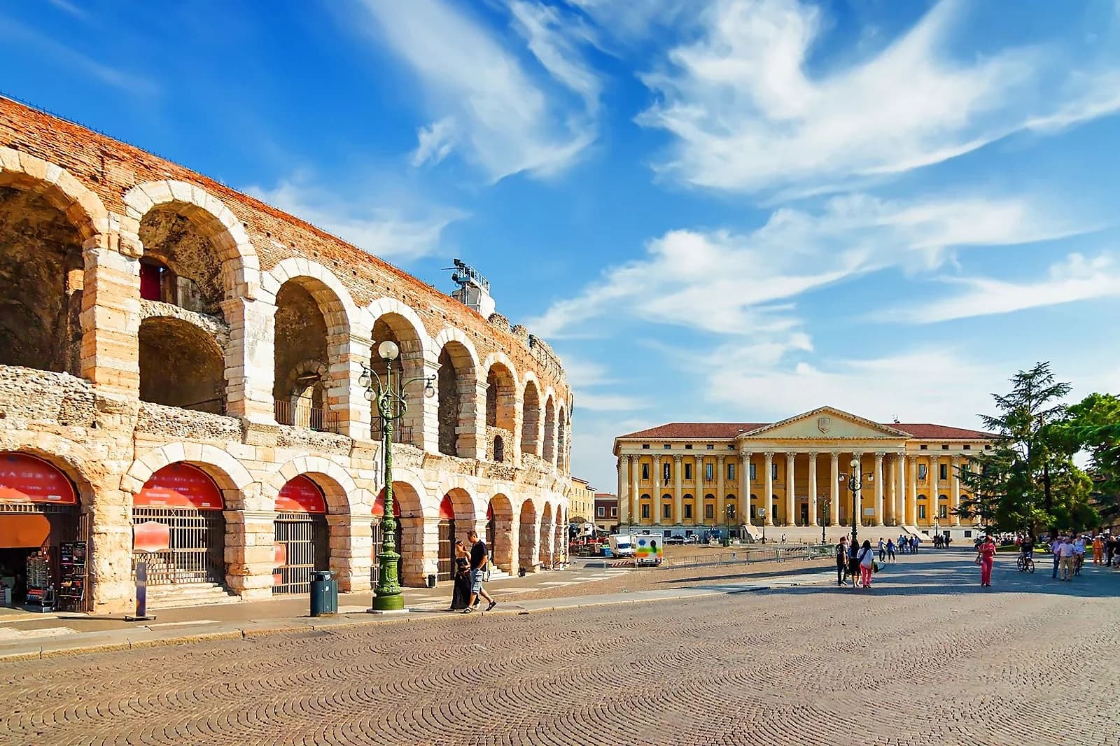 Arena di Verona e Piazza Bra in una giornata di sole